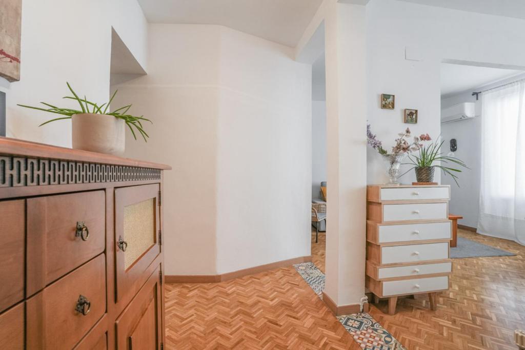 Bright & Cozy 2bd - Opera Area Apartment *