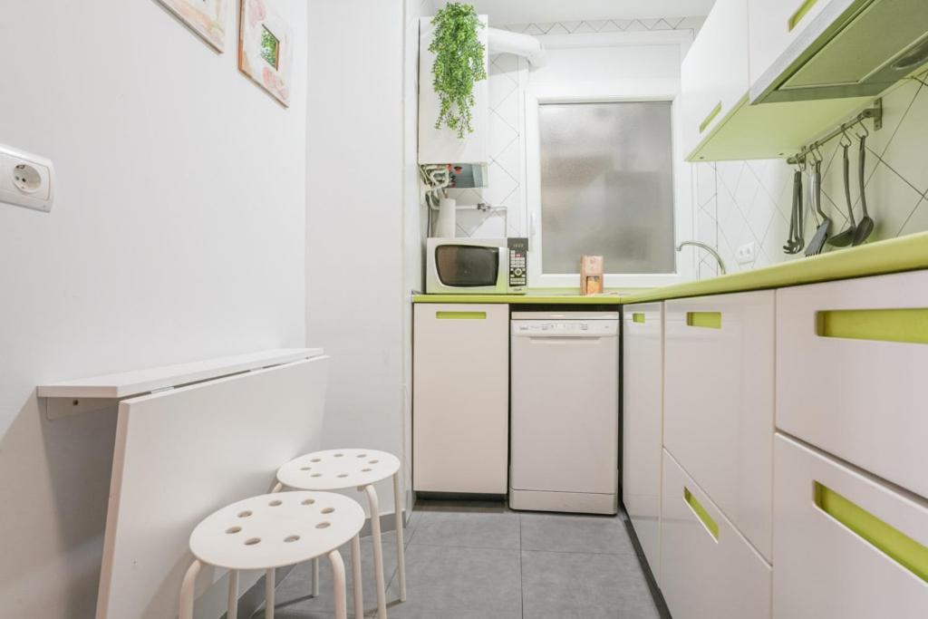 Bright & Cozy 2bd - Opera Area Apartment