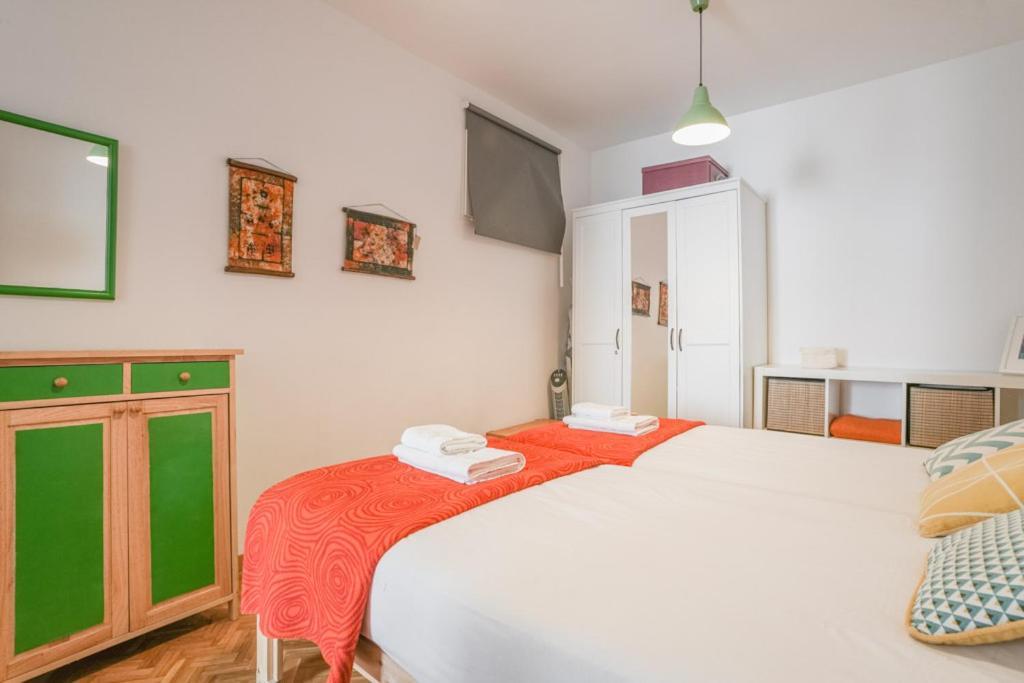 Bright & Cozy 2bd - Opera Area Apartment *